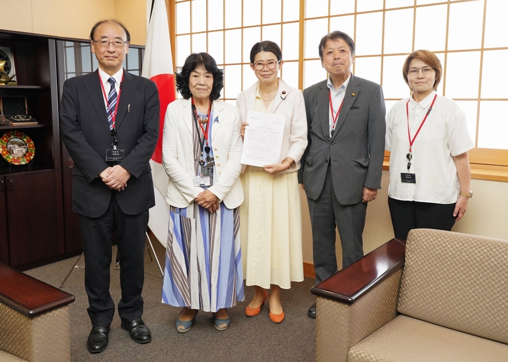 国光副大臣と阿部知子前衆議院議員ほかとの集合写真