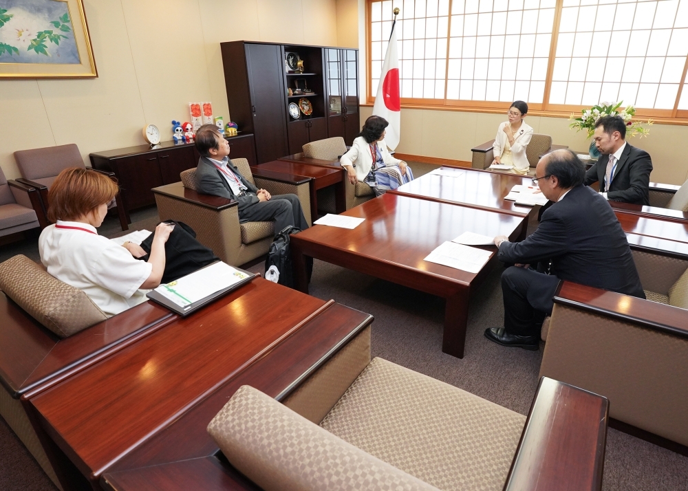 国光副大臣と阿部知子前衆議院議員ほかとの意見交換の様子