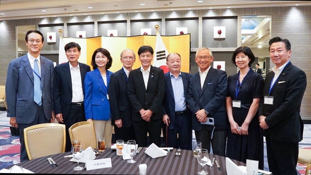 日韓フォーラム出席者と写真撮影する島田政務官