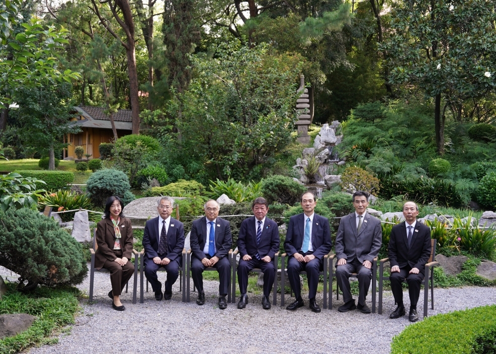 茂木外務大臣と日墨協会の方々との記念撮影