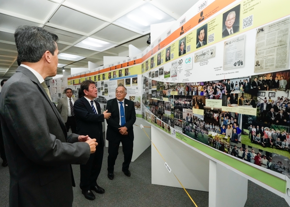 日墨協会70周年記念写真展示を視察する茂木外務大臣