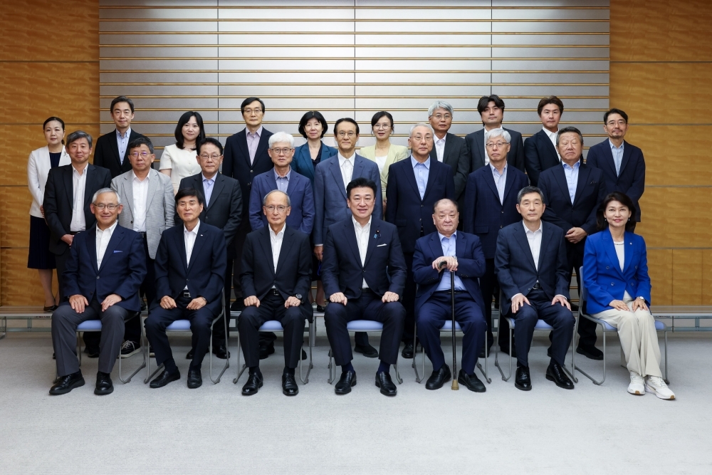 木原官房長官と日韓フォーラム出席者との集合写真