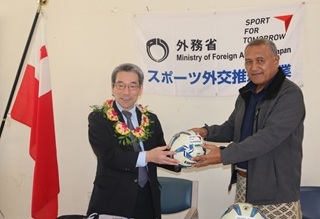 稲垣久生駐トンガ日本国大使とルイ・アホ・トンガ・サッカー協会事務総長との記念写真