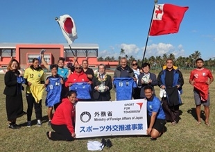 在トンガ日本国大使館の人たちとトンガ・サッカー協会のひとたちとの集合写真の様子