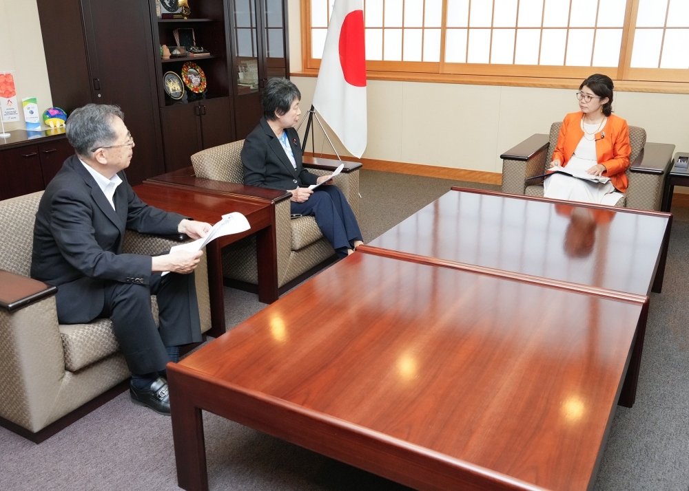 意見交換をする国光外務副大臣と上川会長ら