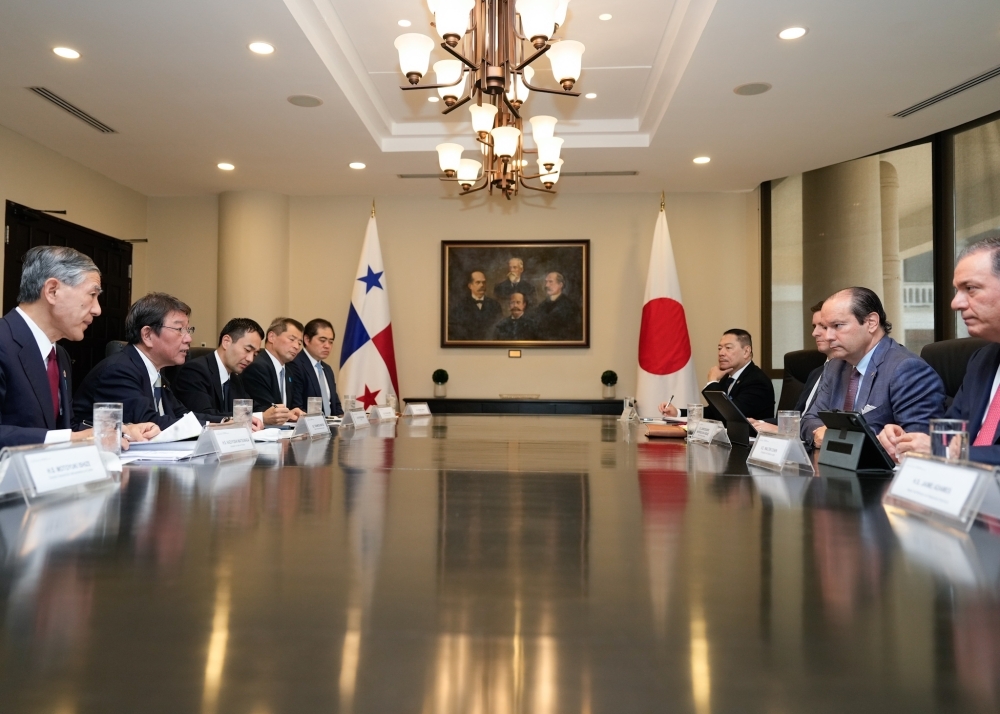 茂木外務大臣とマルティネス＝ アチャ・パナマ外務大臣の会談の様子