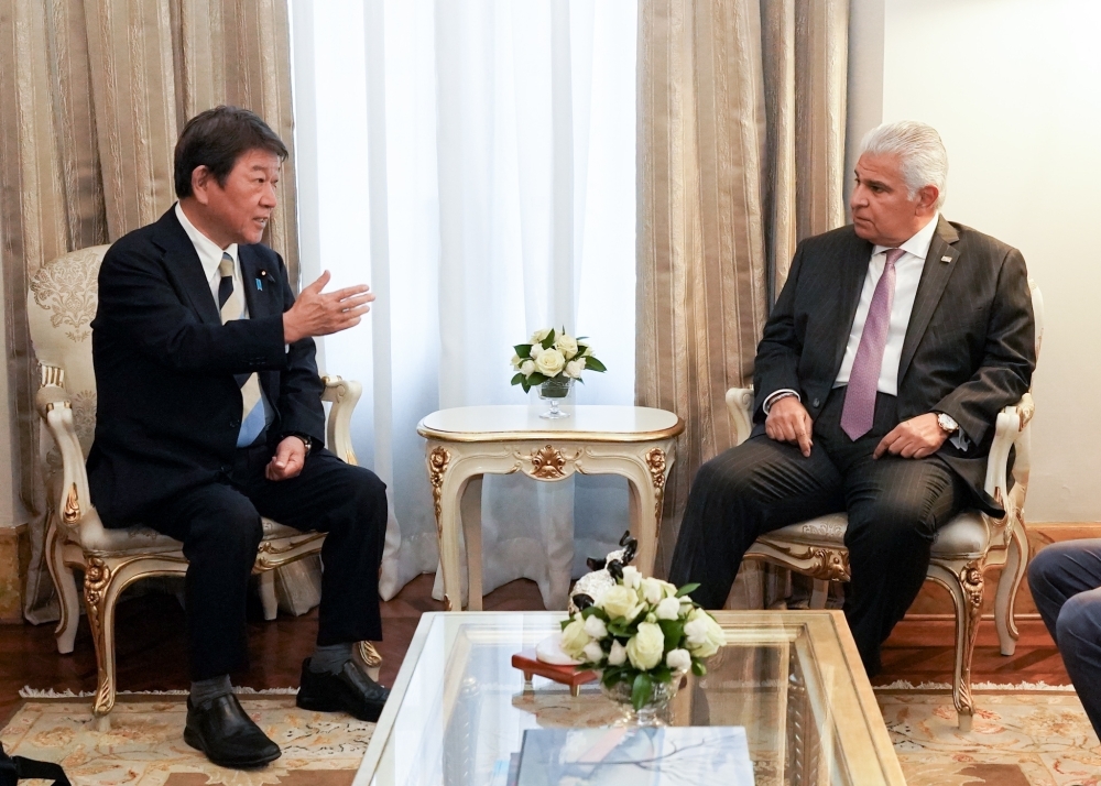 意見交換をする茂木外務大臣とムリーノ・パナマ大統領