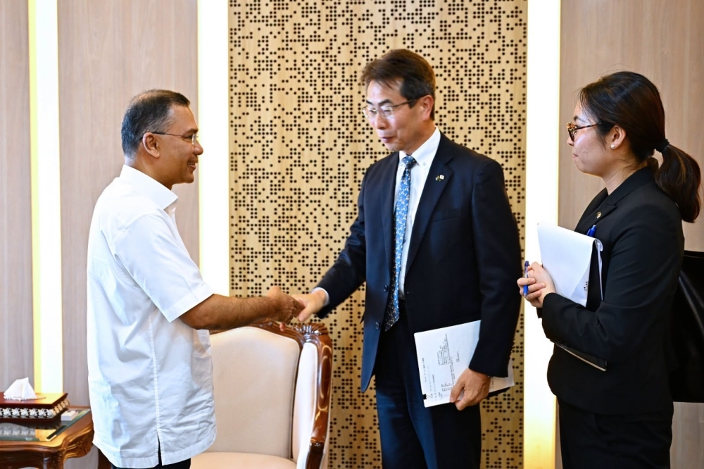 握手をする宇野総理補佐官とラーマン・バングラデシュ首相