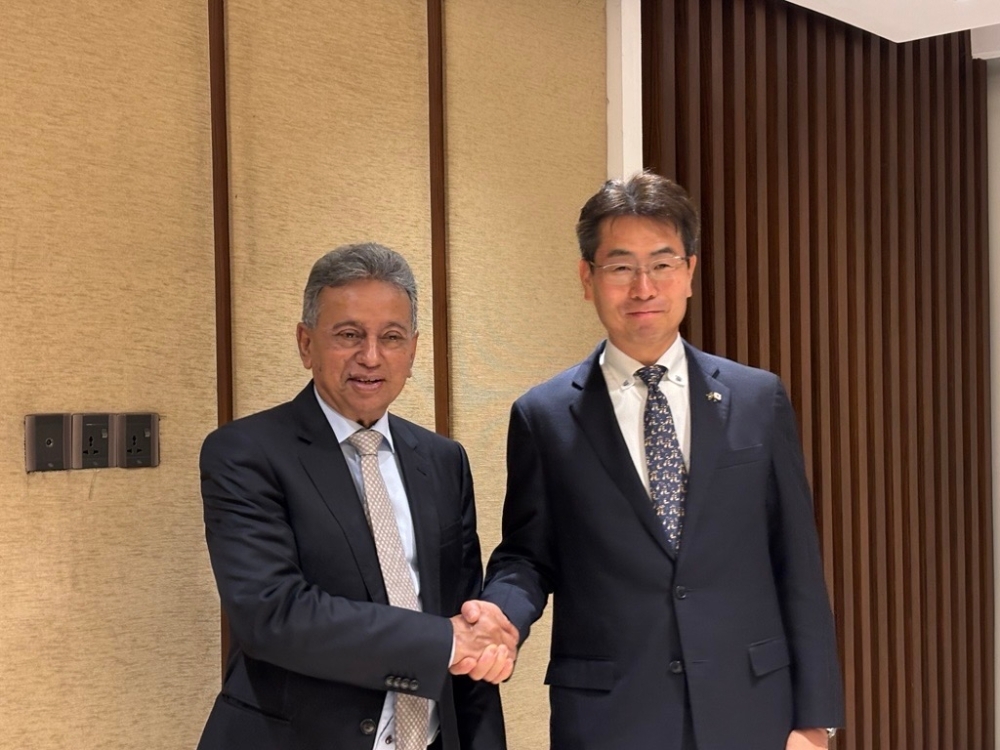 握手をする宇野総理補佐官とコスル財務・計画大臣