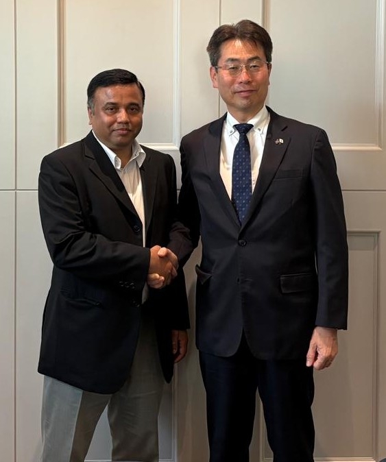 握手をする宇野総理補佐官とシャキルル・アジア太平洋地域海外雇用担当首相特別補佐官