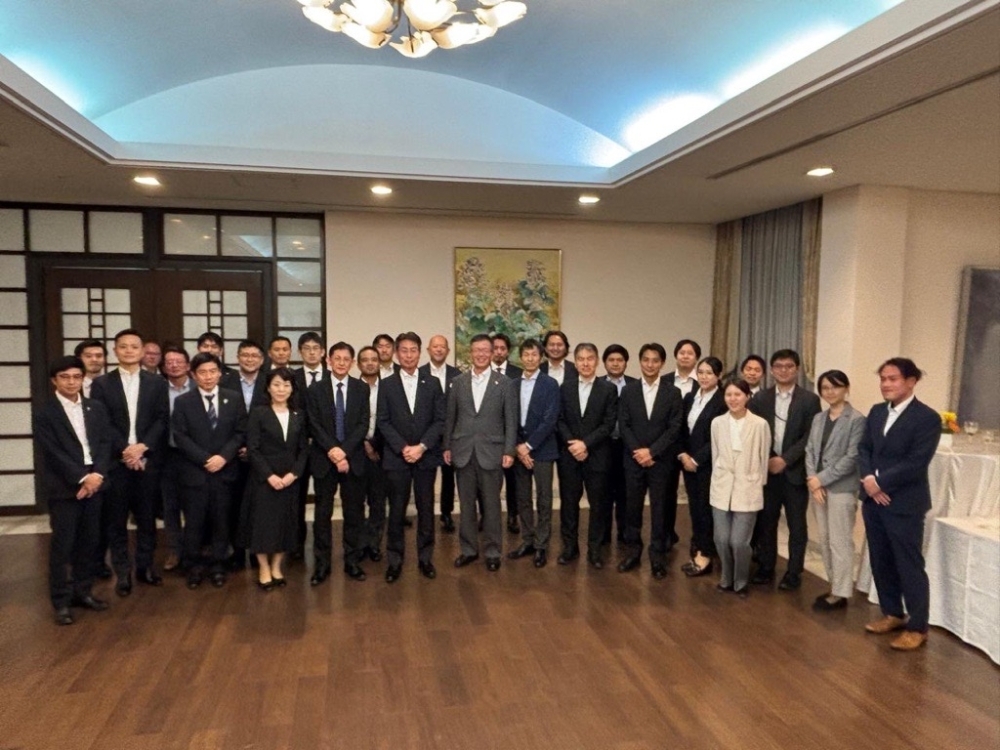 宇野総理補佐官と日バングラデシュ・ジョイントPPPプラットフォーム会合出席日本企業関係者との記念写真