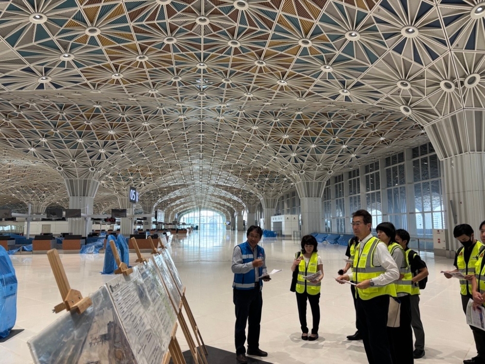 ダッカ国際空港第3ターミナル建物内部を視察する宇野総理補佐官