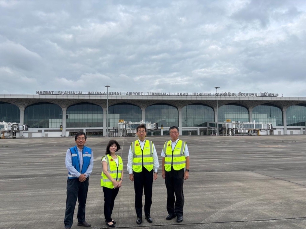 外側からダッカ国際空港第3ターミナルを視察する宇野総理補佐官