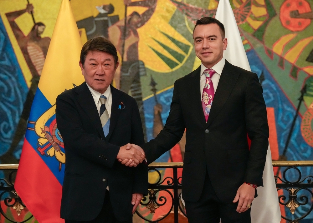 ノボア大統領と握手する茂木外務大臣