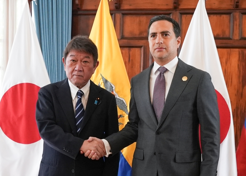 クリ外務・移民大臣と握手する茂木外務大臣