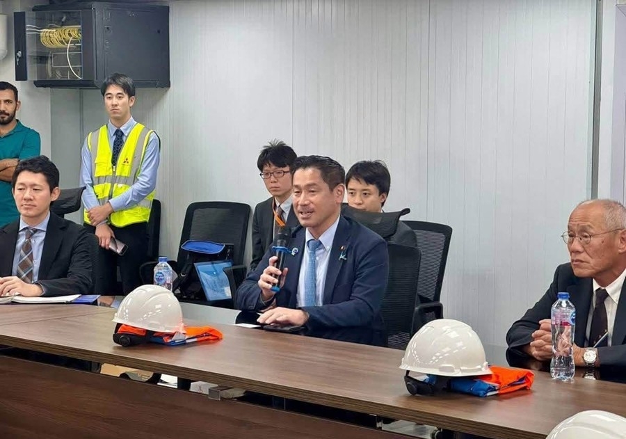 車両基地の関係者に挨拶をする大西外務大臣政務官