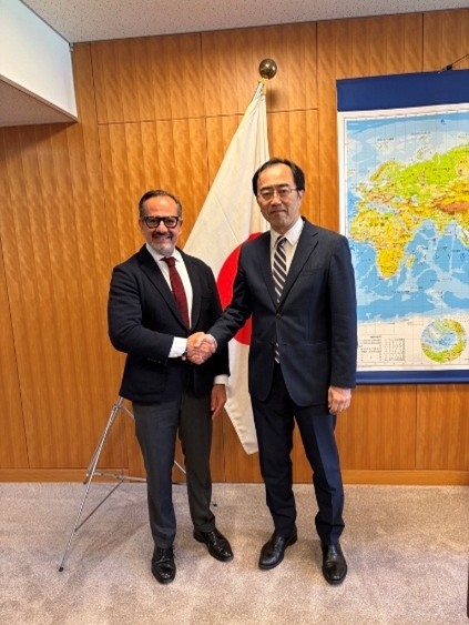握手をする赤堀外務審議官とオチョア多国間問題・人権担当外務次官