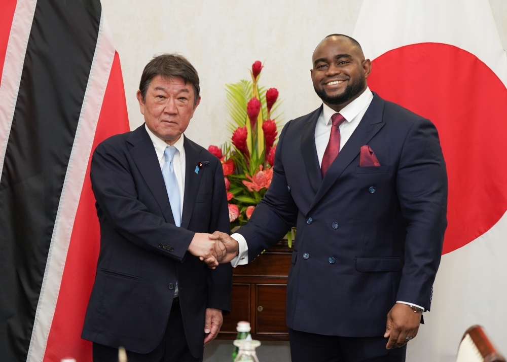 ソバース大臣と握手をする茂木外務大臣