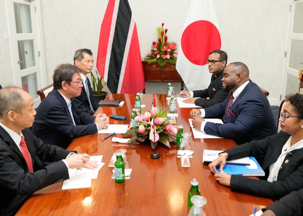 ソバース大臣と会談する茂木外務大臣