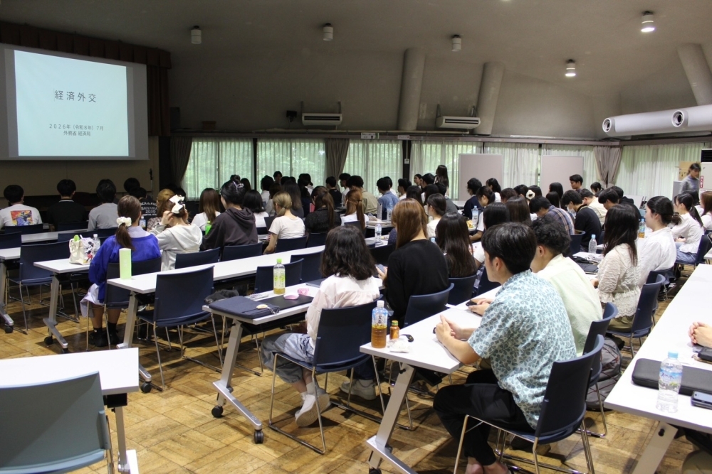 外交講座を受けている学生さんの様子