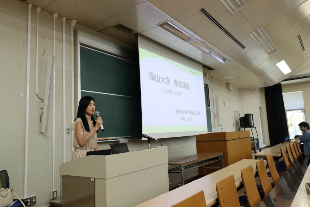 大臣官房国内広報室の岡垣室長（兼広報文化外交戦略課企画官）が、「パブリック・ディプロマシー」をテーマに、具体的な事案の紹介を交えながら講義している様子