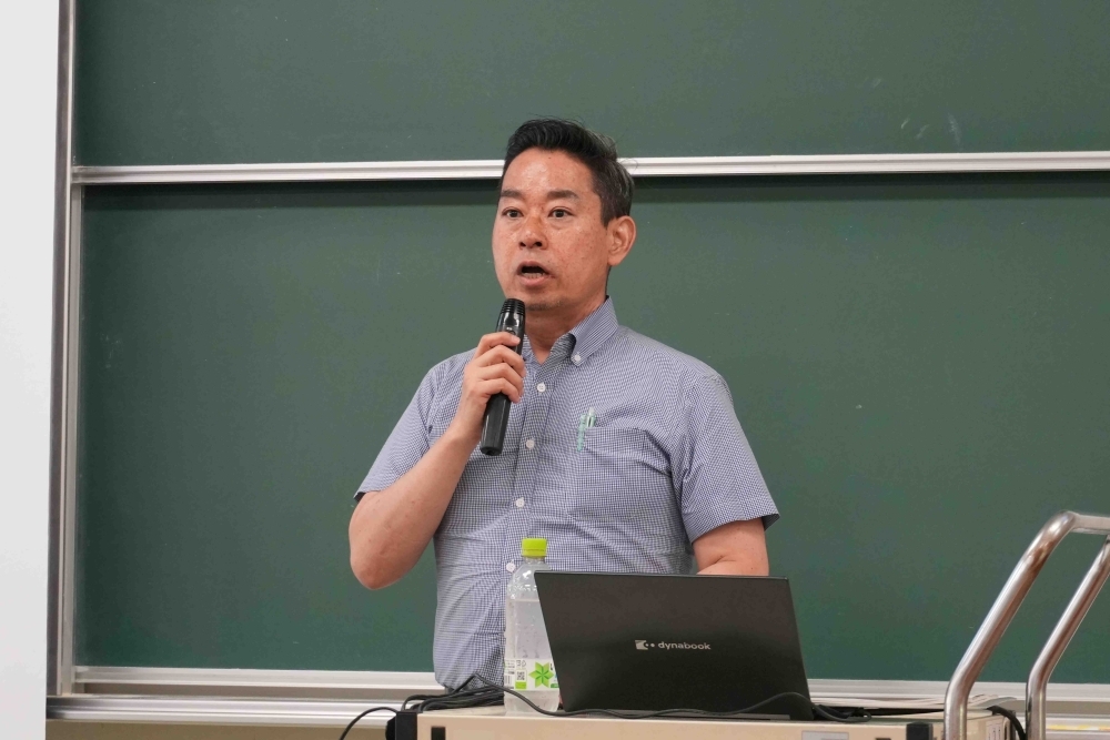 大臣官房広報文化外交戦略課の細野課長が、「認知戦を戦い抜くための広報文化外交（パブリック・ディプロマシー）」をテーマに、具体的な事案の紹介を交えながら講義を行なっている様子