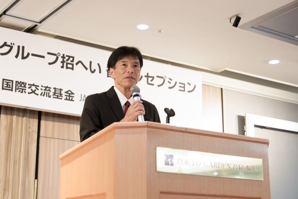 登壇し、挨拶をする島田政務官