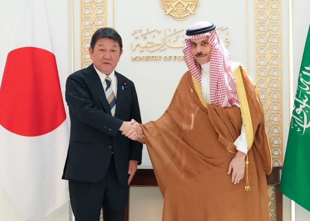 ファイサル大臣と握手をする茂木大臣