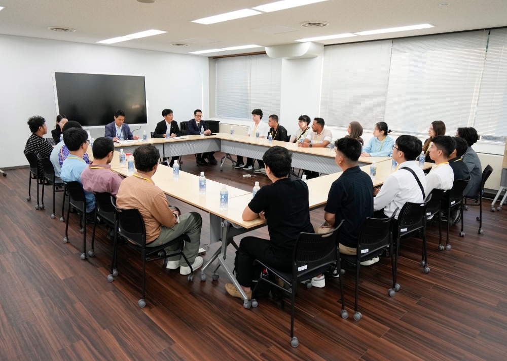 優秀生一行による表敬を受ける島田政務官