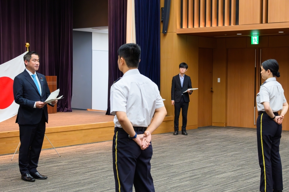 挨拶を行う大西政務官