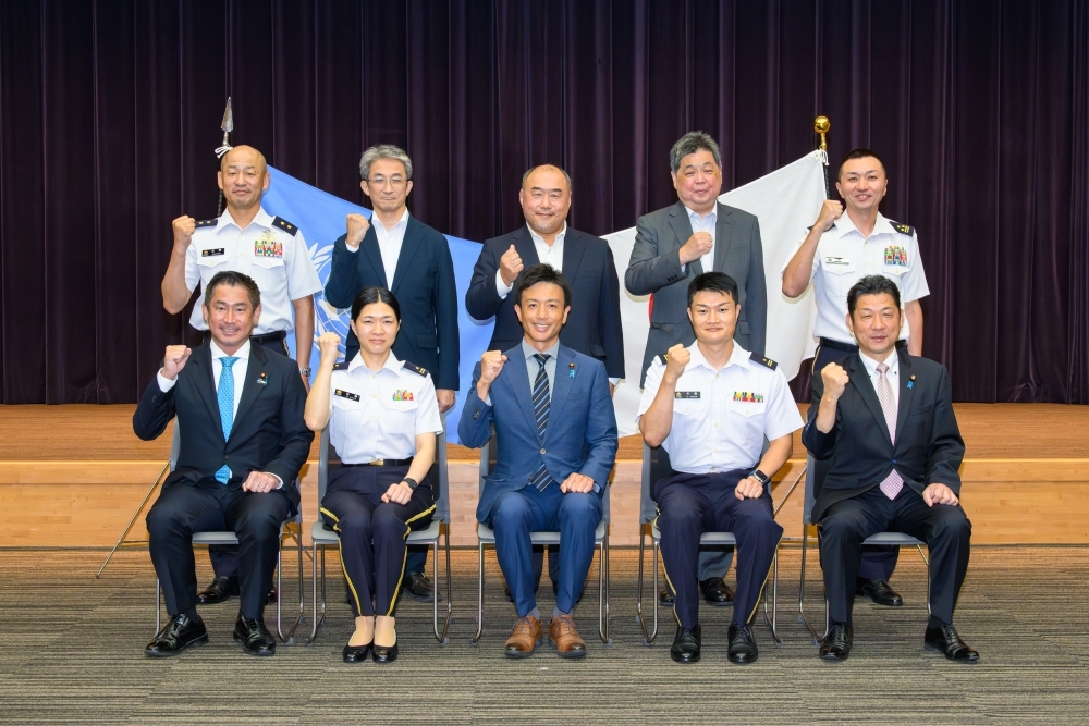 記念撮影（派遣2名＋各政務）