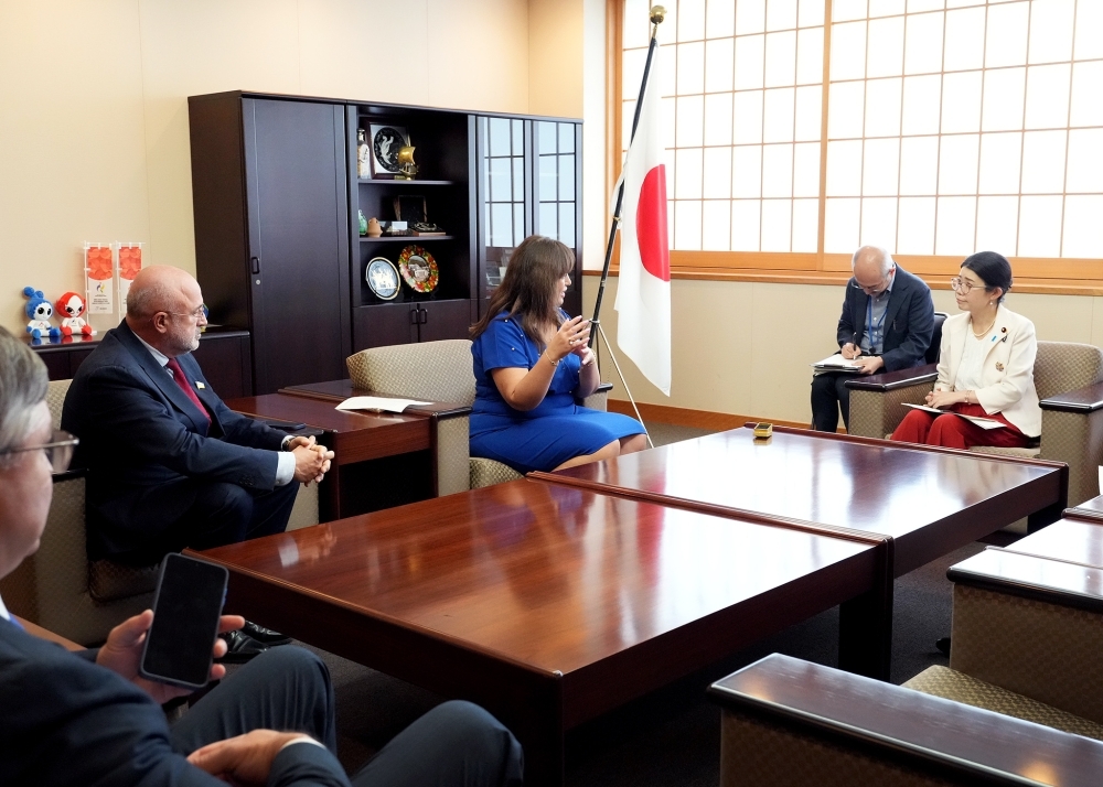 国光副大臣とウクライナ対日友好議連副会長一行との懇談の様子
