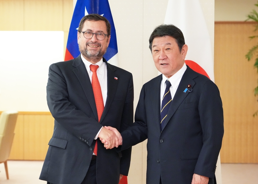 握手をする茂木外務大臣とペレス外務大臣