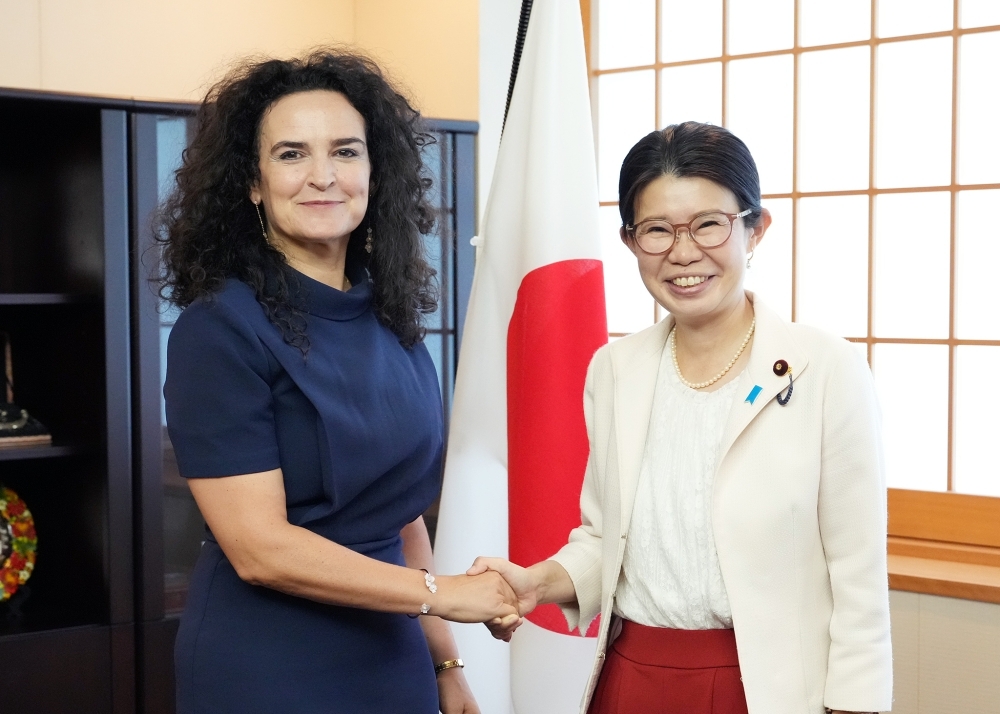 ドゥアルテ事務局長と握手する国光副大臣