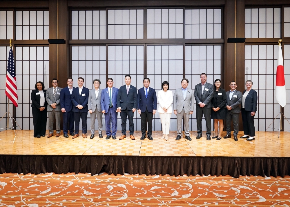 大西政務官と研修員との集合写真