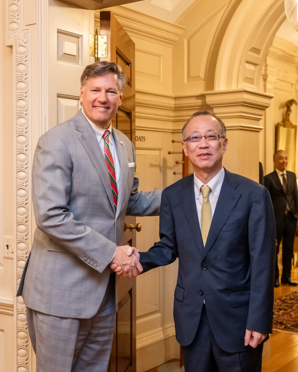 ランドー副長官に迎えられる船越外務事務次官