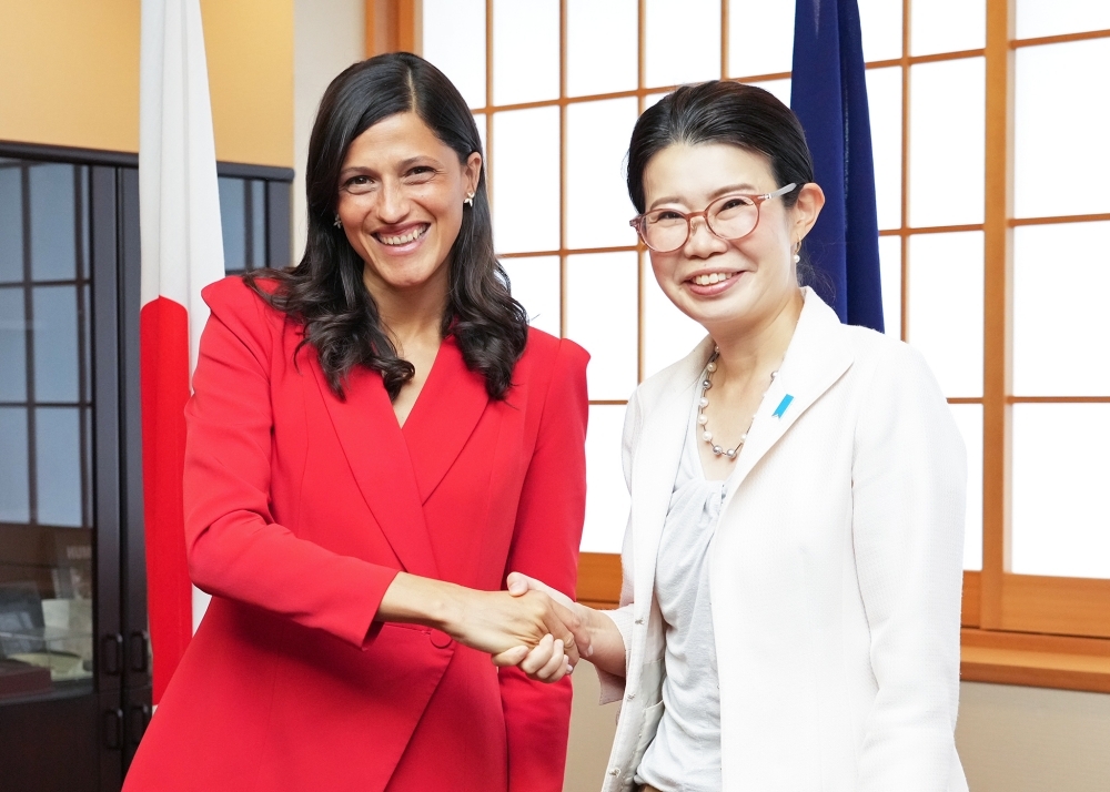 カロワ仏語圏・国際連携・在外仏人担当大臣と握手をする国光副大臣