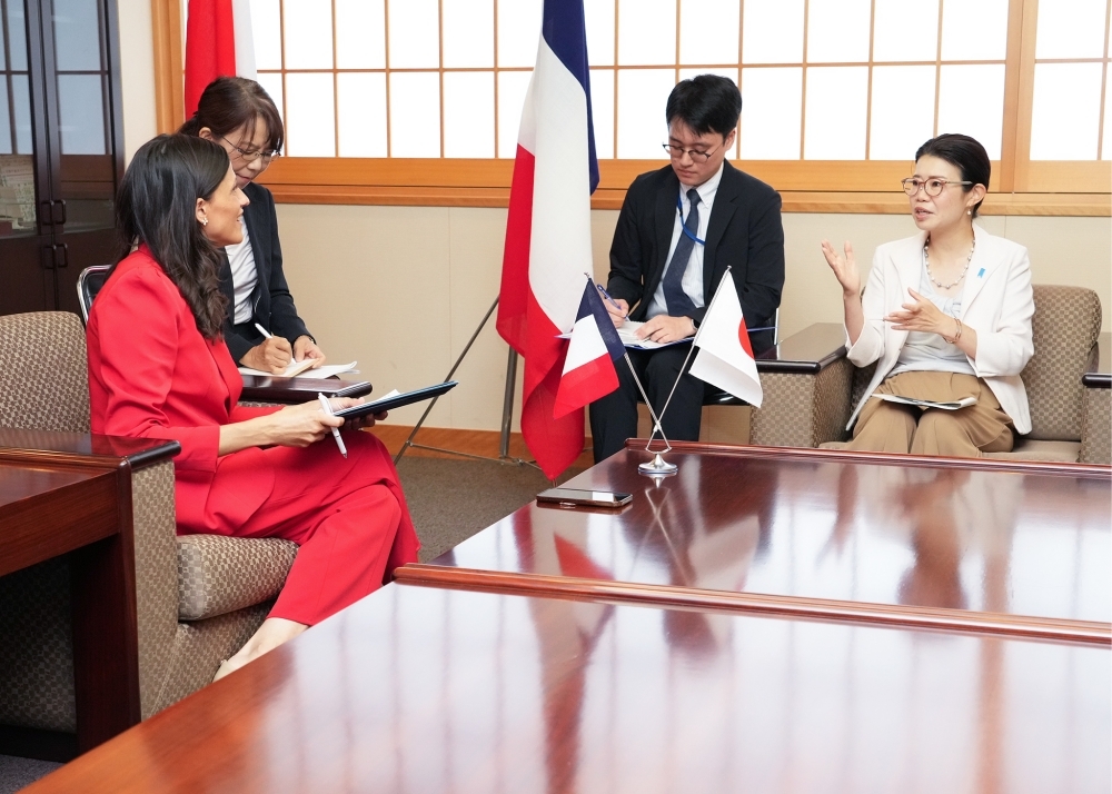 カロワ仏語圏・国際連携・在外仏人担当大臣と会談をする国光副大臣