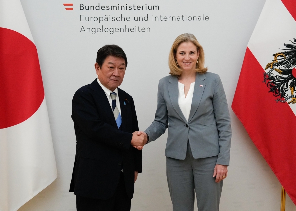 マインル＝ライジンガー大臣と握手をする茂木大臣