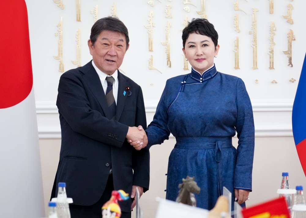 握手する茂木外務大臣とバトムンフ・バトツェツェグ・モンゴル外務大臣