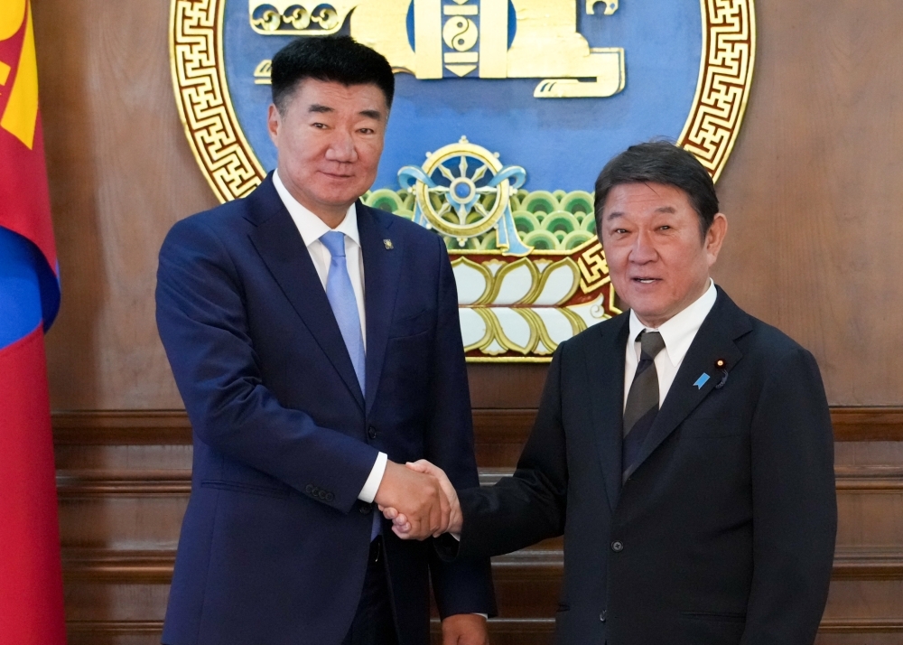 握手をする茂木外務大臣とビャンバツォグト・モンゴル国家大会議議長