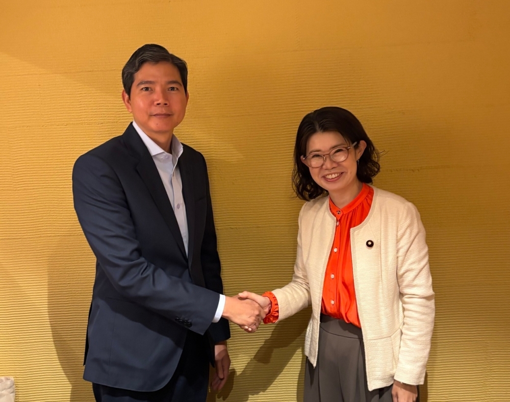 握手をする国光外務副大臣とアン・ソクーン・カンボジア閣僚評議会長官