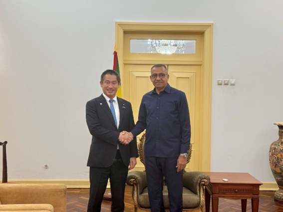 握手をする大西外務大臣政務官とカルロス・マヌエル・ビラ・ノバ大統領