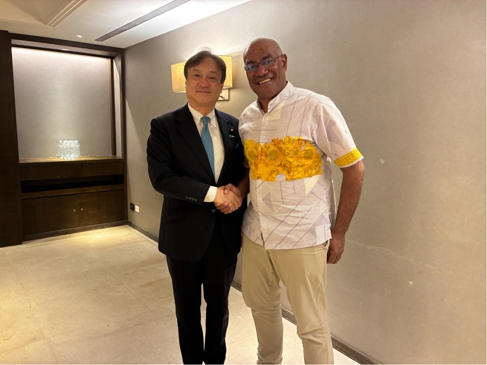 握手をする堀井副大臣とポンガ・ニューカレドニア前大統領