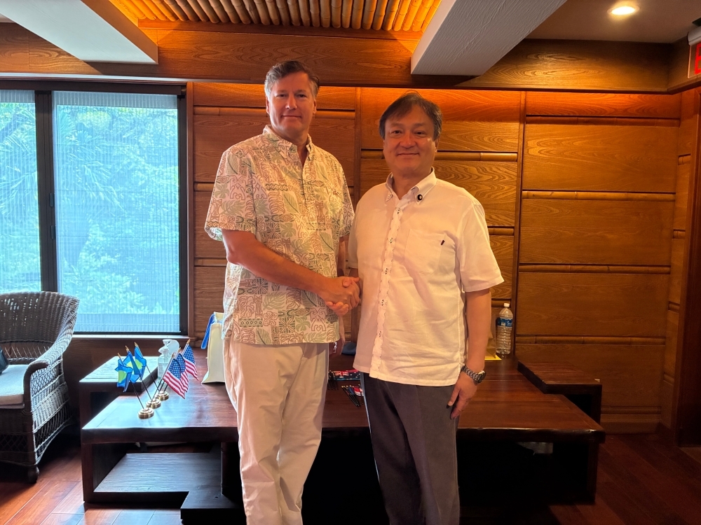 握手をする堀井副大臣とランドー米国国務副長官