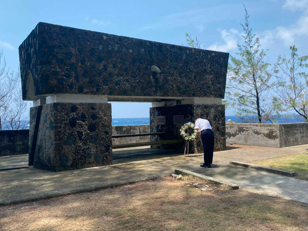 ペリリュー島を慰霊訪問し、黙祷を行う堀井副大臣