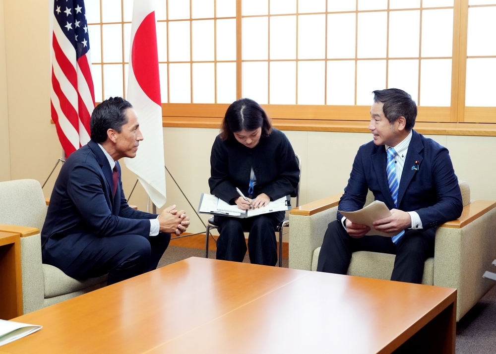 グロリア市長と意見交換する大西政務官