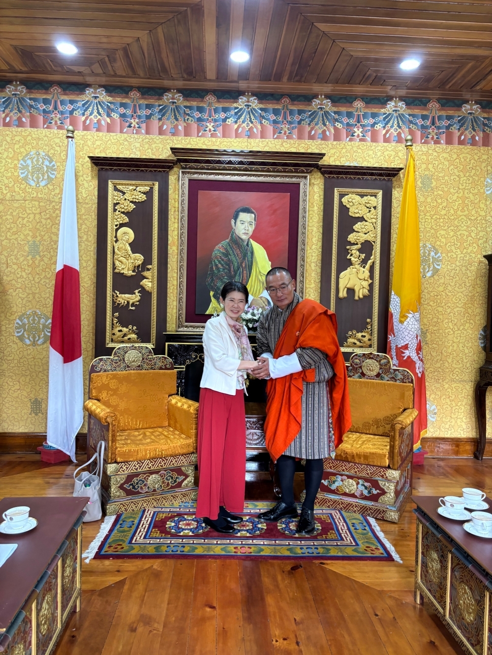 握手をする国光外務副大臣とトブゲー・ブータン首相