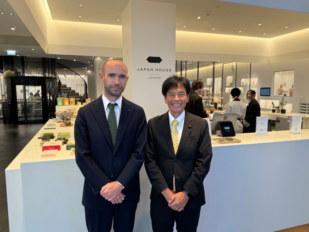 サム・ソーン・ジャパン・ハウス　ロンドン館長と写真撮影する島田政務官