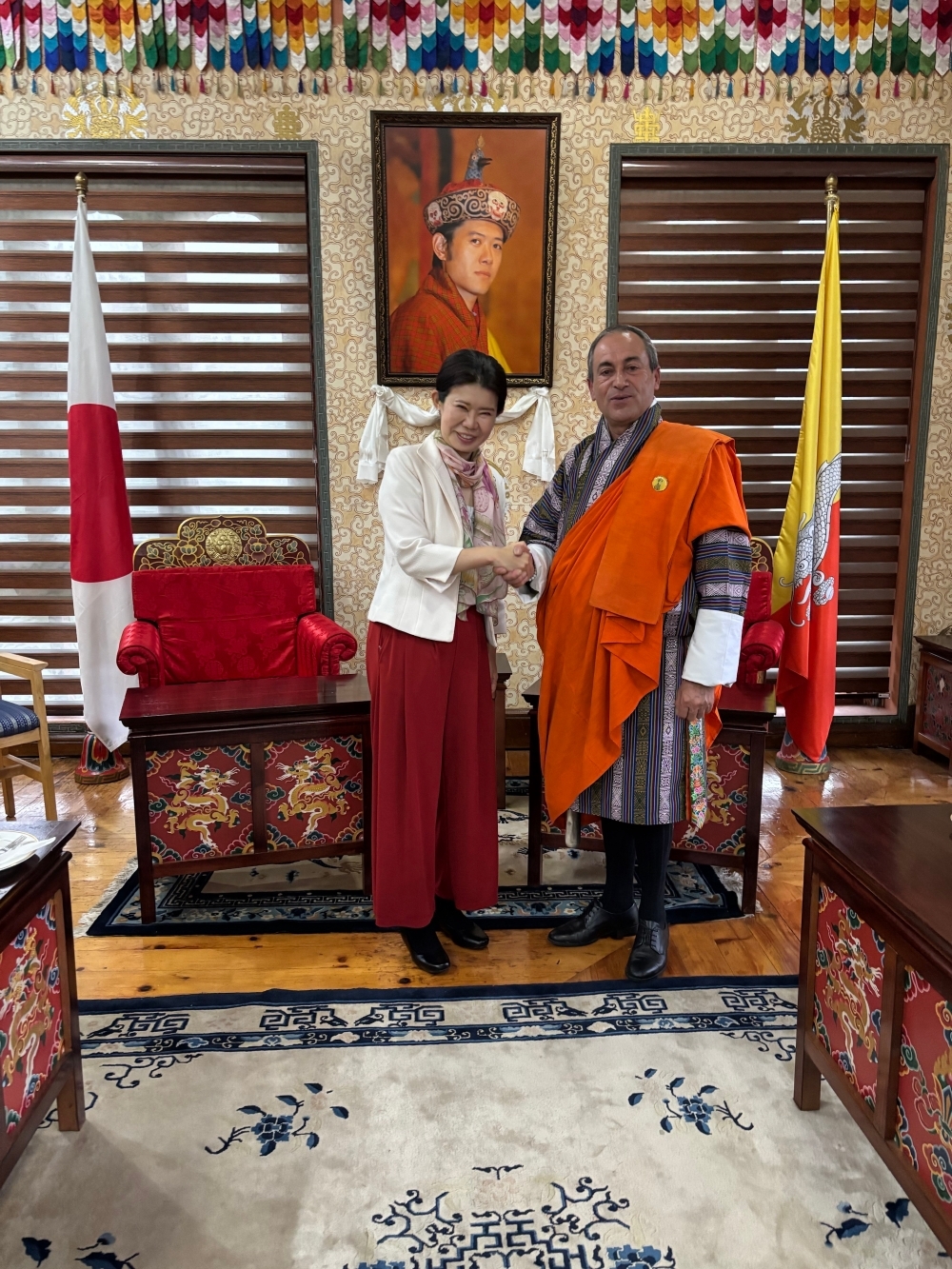 握手をする国光外務副大臣とD. N. ドゥンギャル・ブータン外相